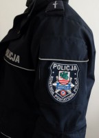 Policyjne mundury z emblematami powiatu_1